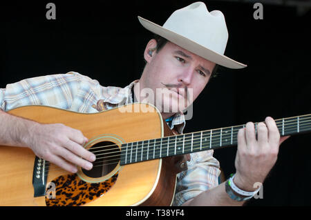 Jon Bertrand di Louisian-banda base, la foglia di Pino Boys effettuando al Womad Festival, Charlton Park, Regno Unito Foto Stock