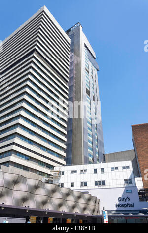 L'ala torre di Guy's Hospital, grande labirinto Pond, Southwark, Royal Borough di Southwark, Greater London, England, Regno Unito Foto Stock