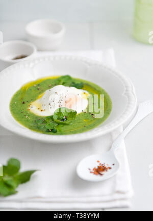 Verde (zuppa di crescione o spinaci) con uova sode Foto Stock