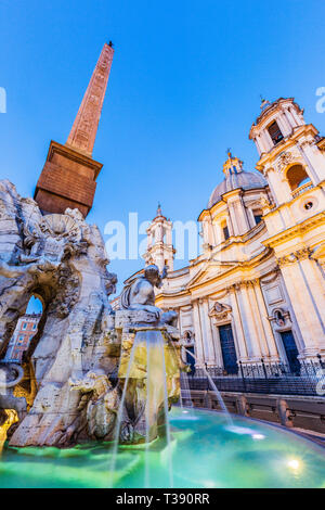 Roma, Italia. La fontana dei Quattro Fiumi con obelisco egiziano al crepuscolo, Piazza Navona. Foto Stock