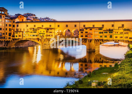 Firenze, Italia. Ponte Vecchio ponte sul fiume Arno al crepuscolo. Foto Stock