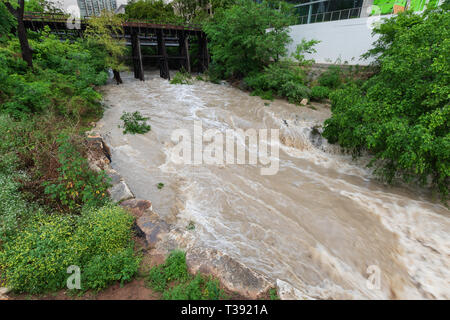 Grandi le tempeste e le pesanti piogge di primavera il prossimo 6 Aprile, 2019, in Texas centrale causare inondazioni a Shoal Creek nel centro di Austin. Foto Stock