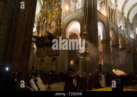 Arcivescovo di Santiago Julian Barrio fissando il famoso botafumeiro enorme swing all interno della cattedrale Marzo 12, 2016 a Santiago de Compostela, Spagna Foto Stock