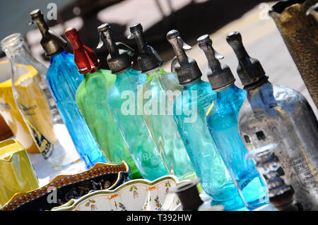 Antichi sifoni Soda sifoni, Cours Saleya Mercato delle Pulci, vecchia di Nizza, Vieux Nice, Nice, in Provenza Costa Azzurra, Francia Foto Stock