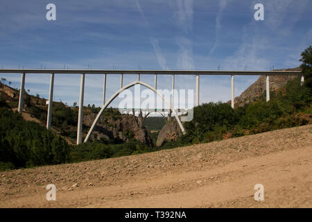 Contenitore treno merci attraversando arch ponte ferroviario attraverso Ulla river in Pontevedra, Spagna Foto Stock