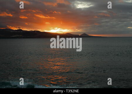 Atardecer en playa de gran canaria. Tramonto in Gran Canaria spiaggia. Foto Stock