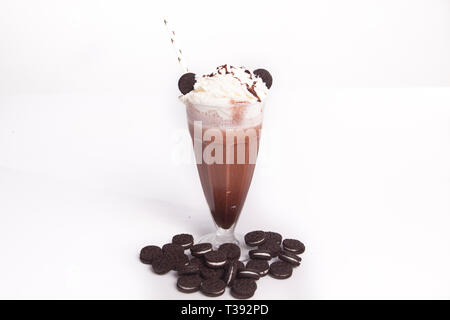 Frullato al cioccolato con pezzetti di cioccolato e i cookie sul top, isolato su bianco Foto Stock