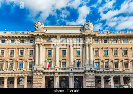 La facciata della Galleria Alberto Sordi, iconico Edificio e galleria di negozi per lo shopping a Roma, Italia Foto Stock