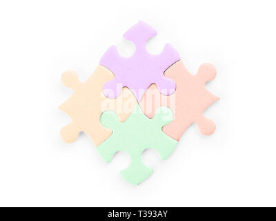 Quattro colori i pezzi del puzzle. Isolato su bianco, percorso di clipping incluso Foto Stock