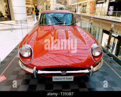 Athens, Grecia - 25 Marzo 2019: le auto vecchie mostra, Jaguar E-Type Roadster nel Centro Commerciale di Atene, Grecia Foto Stock