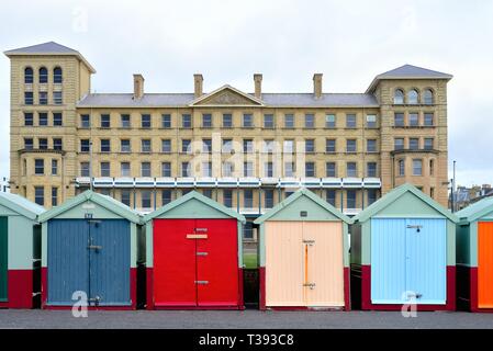 Pittoresca spiaggia di capanne sul lungomare di Hove East Sussex England Regno Unito Foto Stock