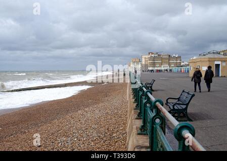 Il lungomare di Hove su una molla tempestoso giorno East Sussex England Regno Unito Foto Stock