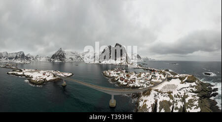 Antenna il punto di vista delle Lofoten. Drone panorama paesaggio di Reine e Hamnoy villaggi di pescatori con fiordi e montagne sullo sfondo in Norvegia. Foto Stock