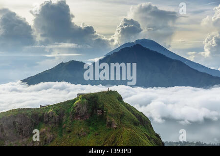 Attivo vulcano indonesiano Batur in isola tropicale di Bali. Indonesia. Vulcano Batur sunrise serenità. Alba cielo al mattino in montagna. La serenità di Foto Stock