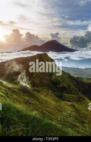 Attivo vulcano indonesiano Batur in isola tropicale di Bali. Indonesia. Vulcano Batur sunrise serenità. Alba cielo al mattino in montagna. La serenità di Foto Stock