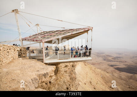 Mitzpe Ramon, Israele - 22 novembre 2016: la gente su osservazione terraсe presso il cratere Ramon al deserto del Negev, Israele Foto Stock