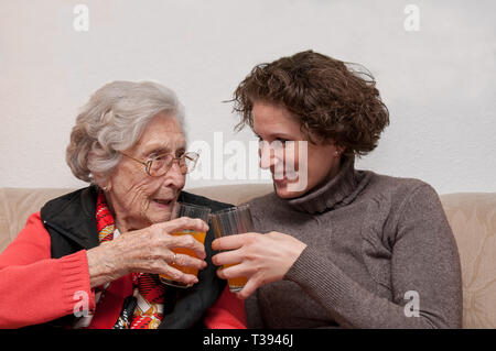 Giovane donna con la vecchia donna senior Foto Stock