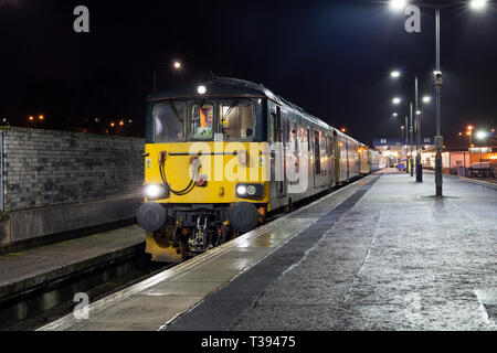 Durante la notte la Caledonian sleeper treno da Fort William nel West Highlands della Scozia a Londra Euston attende di discostarsi da Fort William. Foto Stock