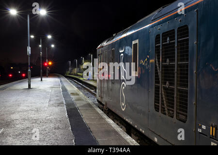 Il Caledonian sleeper treno per London Euston attende di discostarsi da Fort William nelle Highlands scozzesi che mostra il Caledonian sleeper logo. Foto Stock