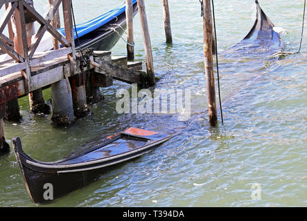 Relitto di una gondola a Venezia in Italia Foto Stock