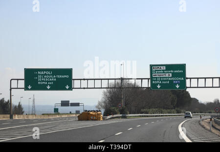 Nodo stradale in autostrada italiana e indicazioni per Roma Napoli e altre località italiane Foto Stock