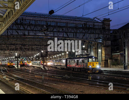 Una classe 73 locomotiva alla stazione centrale di Glasgow in attesa di partire con il nuovo caledonian vetture letti dopo che hanno completato un test eseguito da Londra Foto Stock