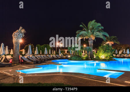 Piscina Tropicale in vista notturna - sfondo di vacanza Foto Stock