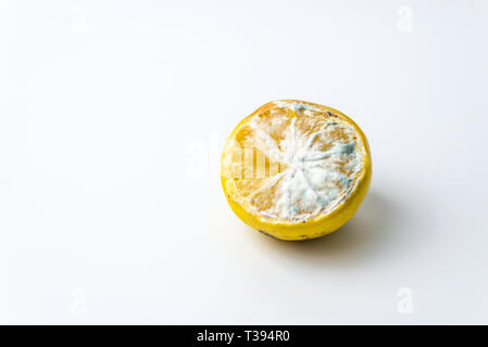 Alla moda di brutto limoni organico su sfondo bianco Foto Stock