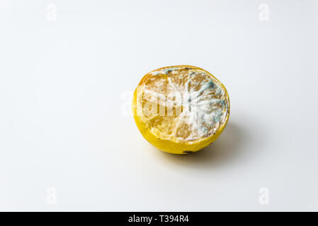 Alla moda di brutto limoni organico su sfondo bianco Foto Stock