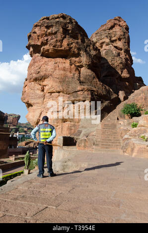 La guardia di sicurezza sul dovere alla Grotta Badami templi in Karnataka, India. Foto Stock