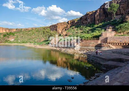 Bella riflessione di cielo blu e nuvole nel lago Agastya accanto alla Grotta Badami templi in Badami, Karnataka, India Foto Stock