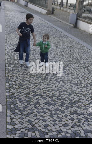 2 e 8 anno vecchio fratelli a piedi Foto Stock