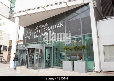 Uomo al di fuori della London Metropolitan University Holloway Road, London Borough di Islington, Inghilterra Gran Bretagna REGNO UNITO Foto Stock