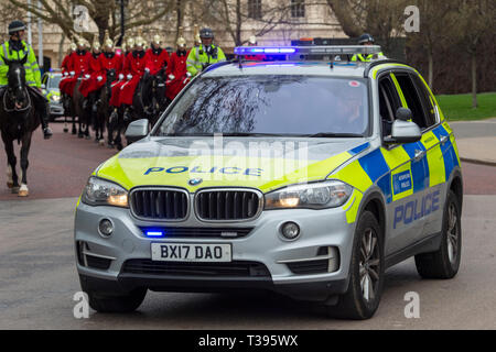 Cavalleria di uso domestico in abito invernale cambiando la guardia, la Sfilata delle Guardie a Cavallo, Londra, Sabato, 23 marzo 2019.Foto: David Rowland / One-Image.com Foto Stock