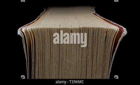 Immagine macro di angolo usurate delle pagine di un libro. Foto Stock