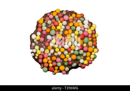 Immagine macro di un 'freckle', cioccolato bud rivestito in spruzzino, isolato su sfondo bianco Foto Stock