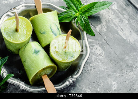 Gruppo di vaniglia artigianale popsicles su un sfondo rustico Foto Stock