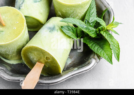 Gruppo di vaniglia artigianale popsicles su un sfondo rustico Foto Stock