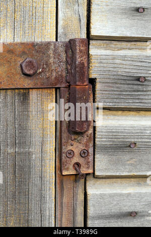 Vecchio metallo arrugginito montare sul gate nel villaggio, primo piano Foto Stock