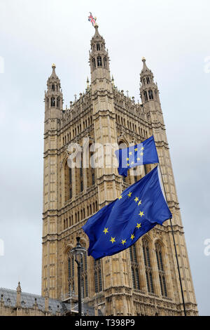 Remainers pro Unione europea bandiera al vento al di fuori della sede del parlamento di Westminster, Londra Inghilterra REGNO UNITO 4 aprile 2019 KATHY DEWITT Foto Stock