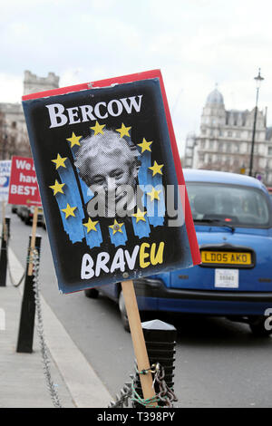 John Bercow pro Brexit UE manifesti al di fuori della sede del parlamento di Westminster, Londra Inghilterra REGNO UNITO 4 aprile 2019 KATHY DEWITT Foto Stock