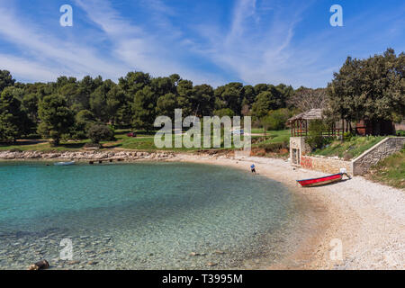 Baia con acque trasparenti a Pola, Croazia Foto Stock