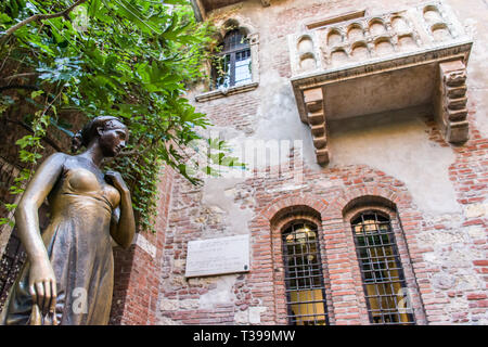 L'Italia, Verona statua in bronzo di Giulietta, nel cortile della Casa di Giulietta Foto Stock