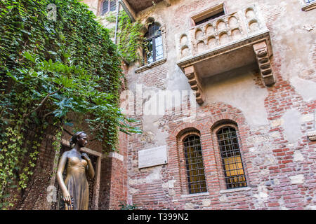 L'Italia, Verona statua in bronzo di Giulietta, nel cortile della Casa di Giulietta Foto Stock