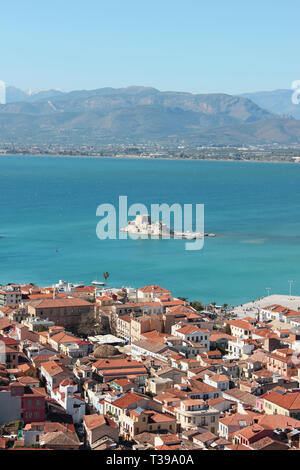 Bourtzi il castello d'acqua nel mezzo di Nafplio Harbour in Grecia Foto Stock