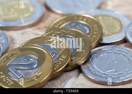 Zloty polacco monete giacente su un vecchio superficie in legno closeup Foto Stock