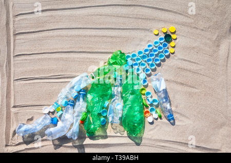 Grafico fatto di bottiglie e tappi sulla sabbia che mostra l'aumento dell'uso singola i prodotti in plastica trovati sulle spiagge europee. Foto Stock