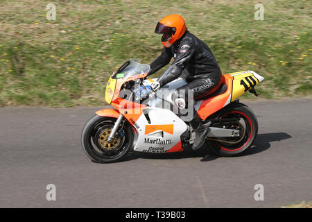 Chorley, Lancashire, Regno Unito. Aprile, 2019. Hoghton Tower xliii motociclo Sprint. Rider 10 Nigel Francesco da Preston a cavallo di un vecchio 1990 1000cc Yamaha ow01 Foto Stock