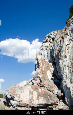 Nuvole bianche al di sopra degli Urali Mountain Foto Stock