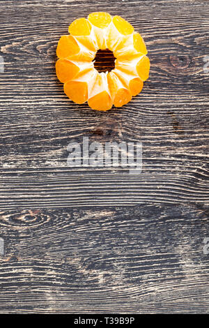 Purificato diviso mature tangerini, sul tavolo di cucina, tagliati a metà Foto Stock